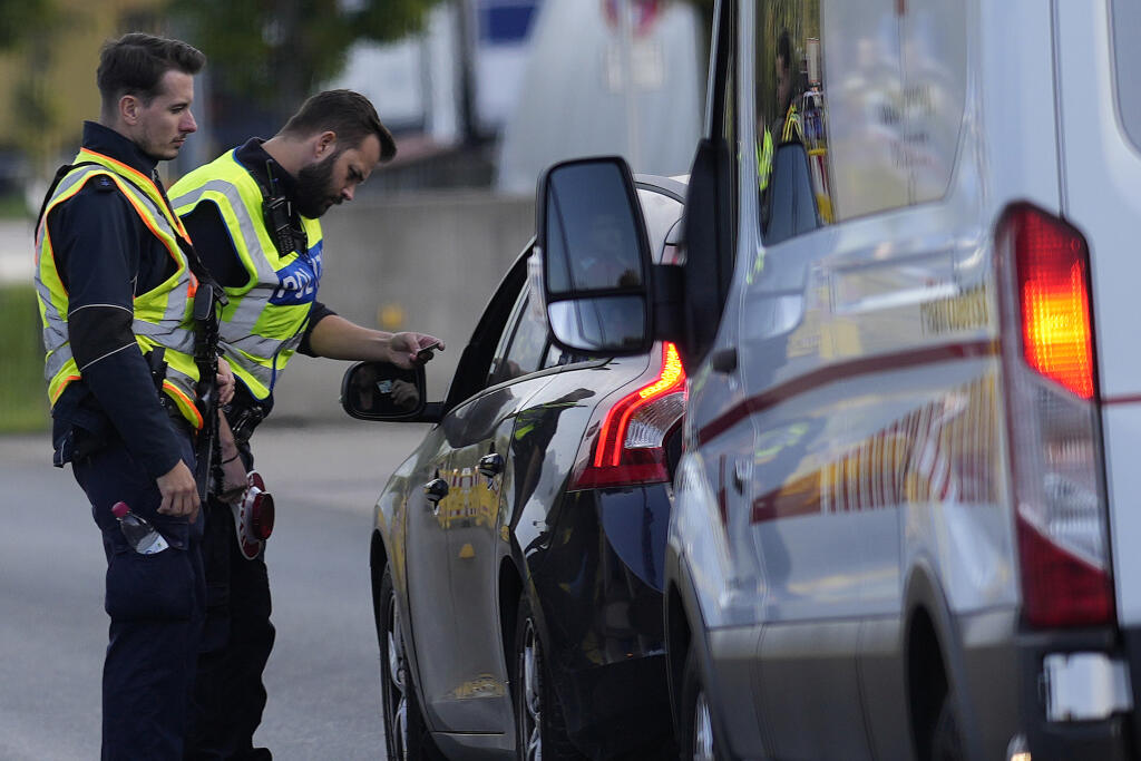 WA 32 Kiefersfelden - Nemeckí policajti kontrolujú osobné auto na rakúsko-nemeckom hraničnom priechode v Kiefersfeldene v pondelok 9. októbra 2023. Nemecko posilnilo policajné hliadky na 