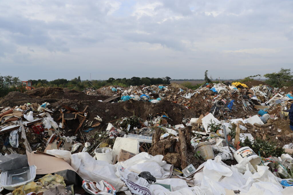 Enviropolícia navrhla prokurátorovi podať obžalobu na muža z okresu Dunajská Streda v súvislosti s nelegálnou skládkou nachádzajúcou sa v katastri obce Most pri Bratislave (okres Senec). Muž mal v lokalite Studené bez súhlasu vlastníkov a bez povolenia príslušných orgánov uložiť takmer 180.000 ton rôzneho odpadu. TASR o tom informovala Zuzana Hrabovská z odboru komunikácie a prevencie Prezídia Policajného zboru. Na snímke nelegálna skládka odpadu v lokalite Studené pri Bratislave. FOTO TASR - Pr