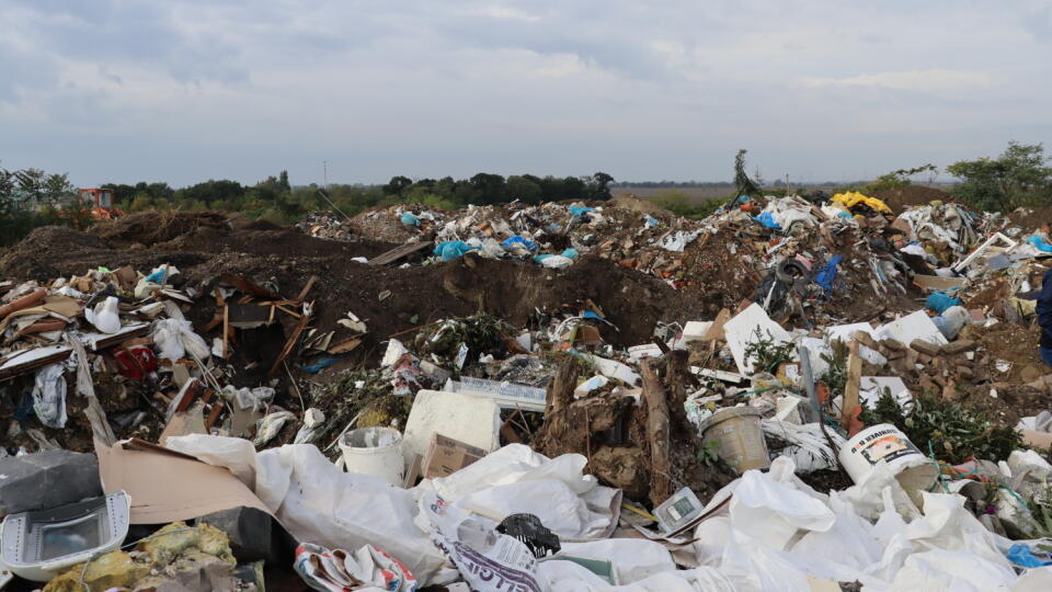 Enviropolícia navrhla prokurátorovi podať obžalobu na muža z okresu Dunajská Streda v súvislosti s nelegálnou skládkou nachádzajúcou sa v katastri obce Most pri Bratislave (okres Senec). Muž mal v lokalite Studené bez súhlasu vlastníkov a bez povolenia príslušných orgánov uložiť takmer 180.000 ton rôzneho odpadu. TASR o tom informovala Zuzana Hrabovská z odboru komunikácie a prevencie Prezídia Policajného zboru. Na snímke nelegálna skládka odpadu v lokalite Studené pri Bratislave. FOTO TASR - Pr