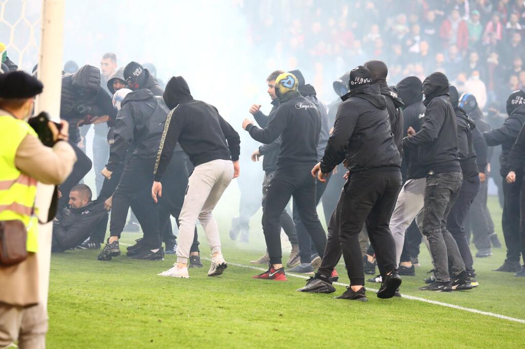 Desiatky fanúšikov Slovana skončila po zápasu polície s rozbitými hlavavami a tržnými ranami.