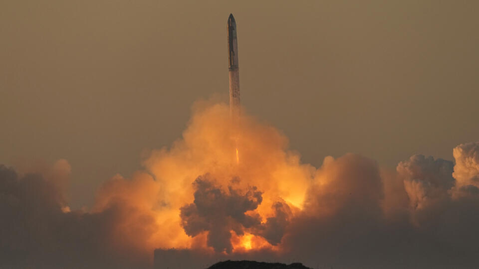 WA 42 Boca Chica - Na snímke vesmírna raketa Starship spoločnosti SpaceX, ktorá odštartovala na svoj druhý skúšobný let z kozmodrómu v Boca Chica v americkom Texase v sobotu 18. novembra 2023. Starship – najvýkonnejšia raketa v histórii – má v budúcnosti dopraviť astronautov na Mesiac, Mars a ďalej do vesmíru. FOTO TASR/AP
SpaceX's mega rocket Starship launches for a test flight from Starbase in Boca Chica, Texas, Saturday, Nov. 18, 2023. (AP Photo/Eric Gay)