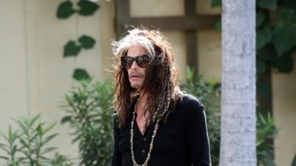 Rockový dinosaurus Steven Tyler sviatkoval na Havaji s mladou kráskou.