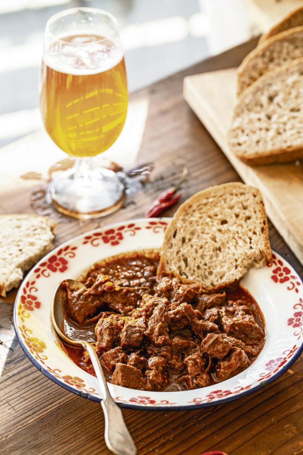 Maďarský guláš. Klasika, ktorú milujeme. Recept je priamo v článku.