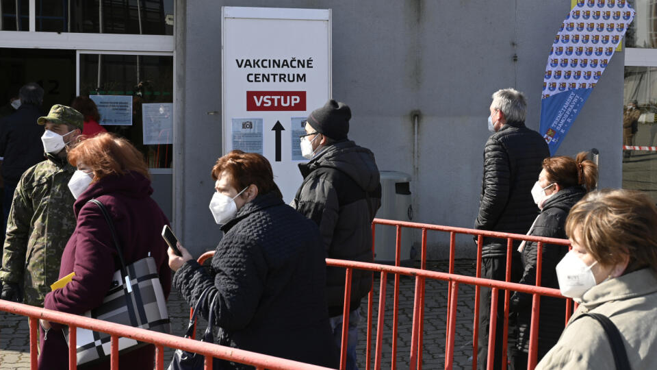 Ľudia prichádzajú na očkovanie proti koronavírusu do novootvoreného veľkokapacitného krajského vakcinačného centra, 20. marca 2021 na výstavisku v Trenčíne. FOTO TASR - Radovan Stoklasa