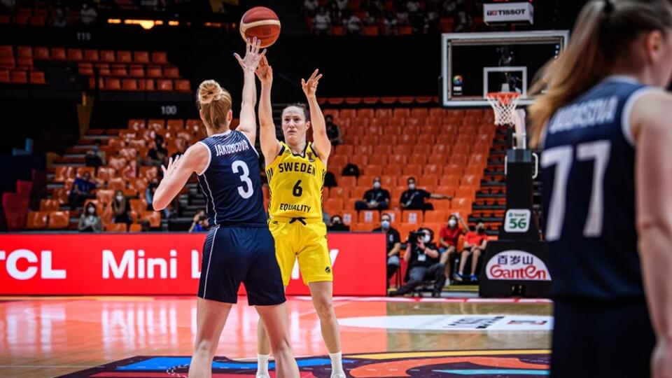 Na snímke vľavo Ivana Jakubcová (Slovensko) a Frida Eldebrinková (Švédsko) v zápase A-skupiny Švédsko - Slovensko na ME v basketbale žien vo Valencii 17. júna 2021. FOTO TASR - FIBA