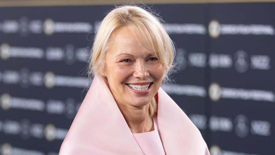 Pamela Anderson už chodí po svete iba minimálne nalíčená.