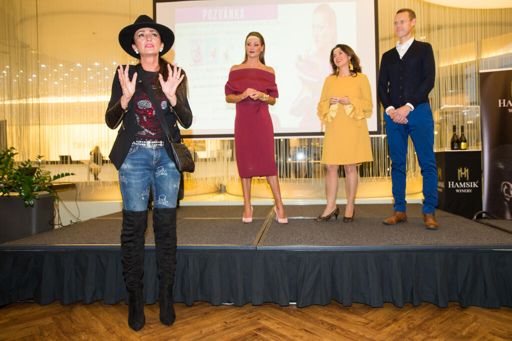 Krst DVD s cvičeniami od Zory Czoborovej za účasti známych osobností v jednom z bratislavských hotelov. Na snímke Sisa Lelkeš Sklovská, Zora Czoborová, Matej Tóth a Iveta Malachovská.