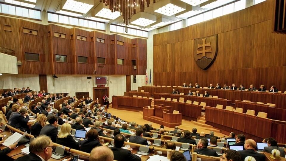 Slovenské strany vo veľkom zaostávajú v preferenciách za vládnym smerom.