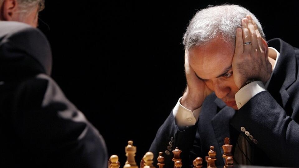 LM26 Valencia - Ruský šachový ve¾majster Gary Kasparov hrá šach s Anatolijom Karpovom v španielskej Valencii 22. septembra 2009. Anatolij Karpov a jeho odveký rival Garry Kasparov si po 25 rokoch zopakovali legendárny súboj o titul svetového šampióna. V roku 1984 súboj trval pä mesiacov a skonèil sa remízou - z obavy o zdravie oboch aktérov. TASR/AP Former chess world champions Garry Kasparov, right, and Anatoly Karpov, left, play an exhibition rematch in Valencia, Spain, Tuesday, Sept. 22, 20