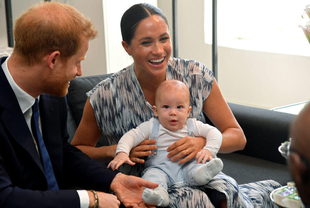 Miestni obyvatelia si pre rodinu pripravili veľkolepé privítanie v podobe tradičného tanca. Meghan a Harry sa k nim dokonca po chvíli bezprostredne pridali. Fanúšikovia, ktorí na nich čakali, tak boli ich priateľským prístupom milo prekvapení. Po príchode sa s domácimi rozprávali, podávali si ruky či dokonca sa s nimi objímali.