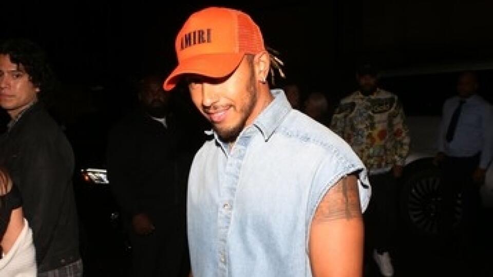 Lewis Hamilton sa na afterparty po Saturday Night Live v New Yorku stretol so Selenou Gomez a Carou Delevingne.