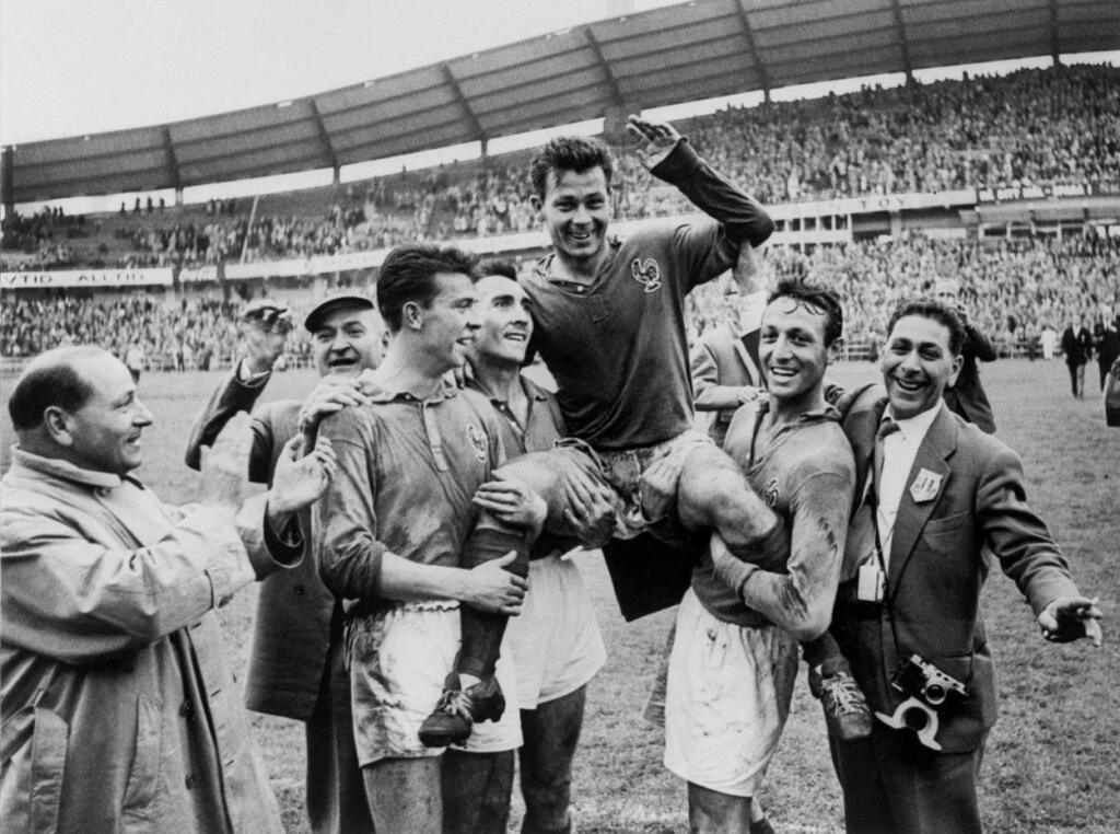 Just Fontaine (Francúzsko, 13 gólov na MS 1958) - Je to rekordman v počte gólov na jednom svetovom šampionáte. Po ukončení kariéry trénoval, krátko viedol francúzsku reprezentáciu, tri roky PSG a na záver trénerskej kariéry národný tím Maroka. Dal sa aj na podnikanie, otvoril si dva športové obchody, spolupracoval s firmou Adidas.