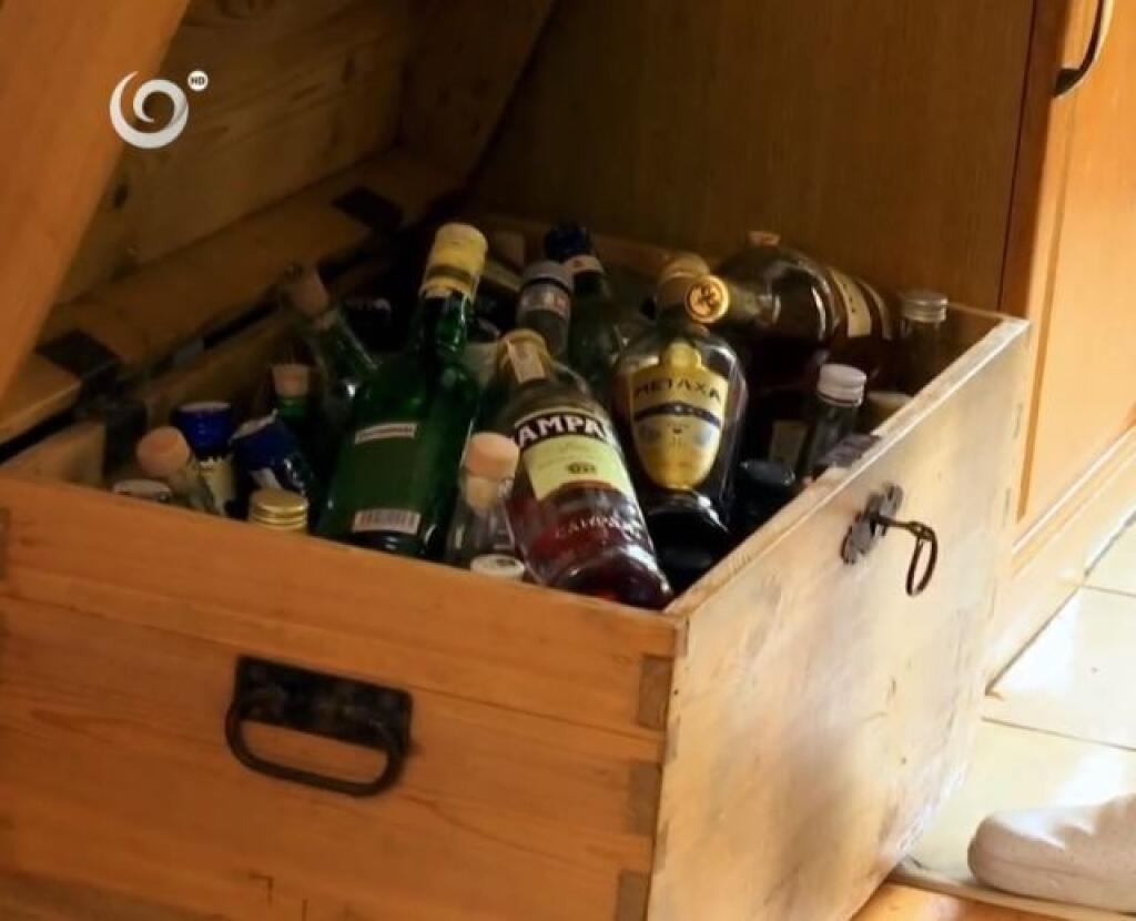 Trubhlica plná alkoholu sa nachádza obývačke.