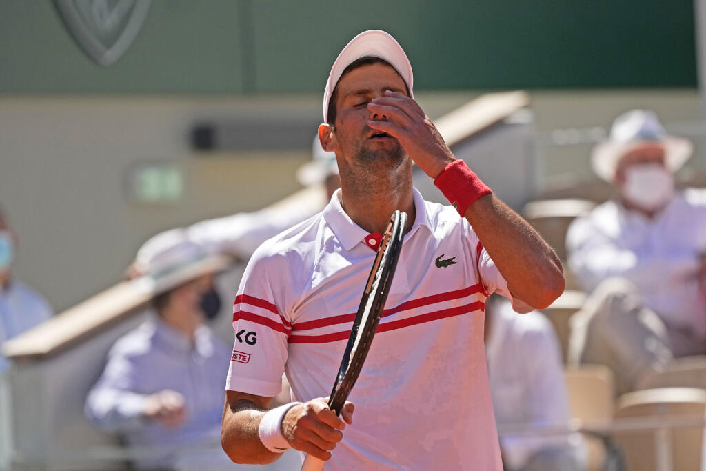 WA 64 Paríž - Srbský tenista Novak Djokovič reaguje počas finále mužskej dvojhry proti Grékovi Stefanosovi Tsitsipasovi na grandslamovom turnaji Roland Garros v Paríži 13. júna 2021. FOTO TASR/AP
Serbia's Novak Djokovic clenches his fist as he plays Stefanos Tsitsipas of Greece during their final match of the French Open tennis tournament at the Roland Garros stadium Sunday, June 13, 2021 in Paris. (AP Photo/Thibault Camus)