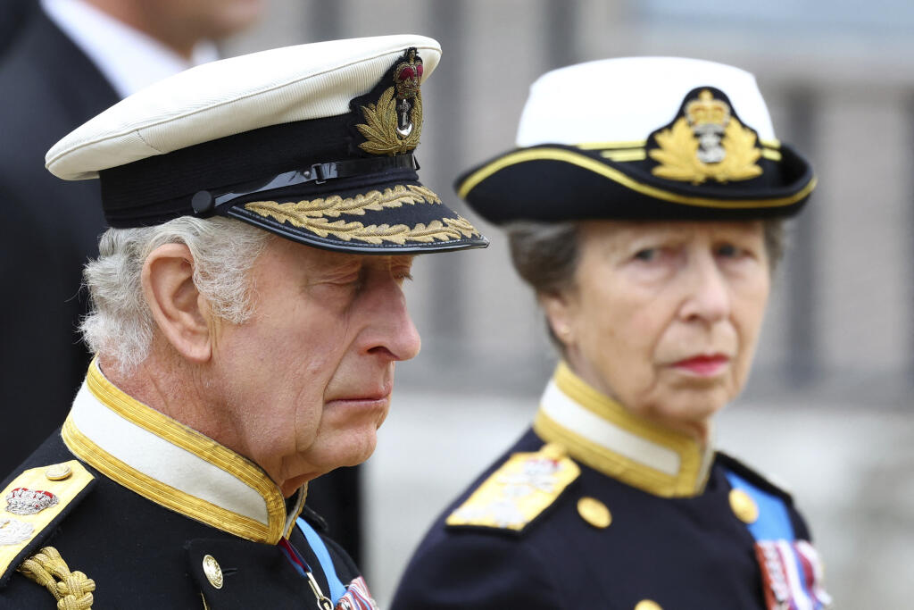 Na snímke britský kráľ Charles III. (vľavo) a jeho sestra, princezná Anna sa účastnia na štátnom pohrebe ich matky, britskej kráľovnej Alžbety II.