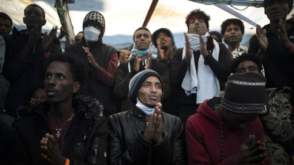 JB 12 Stredozemné more - Africký migrant Yohaness z Eritrey (uprostred) sa modlí spolu s ďalšími migrantmi na palube lode španielskej organizácie NGO Proactiva Open Arms (NGO) po tom, ako ich zachránili v Stredozemnom mori pri prevrátení drevenej loďky 8 míľ južne od pobrežia Talianska 4. januára 2021. Loď Open Arms patriaca španielskej humanitárnej organizácii, ktorá posledné dni v oblasti Stredozemného mora zachránila 265 migrantov, dorazila v pondelok k pobrežiu Sicílie. Hovorca humanitárnej