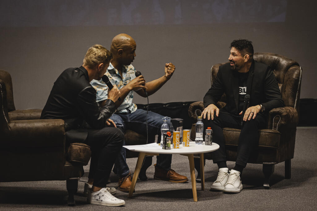 Na Noci s legendou sa objavil aj americký bojovník Emanuel Newton, s ktorým sa Végh postaví onedlho do ringu.