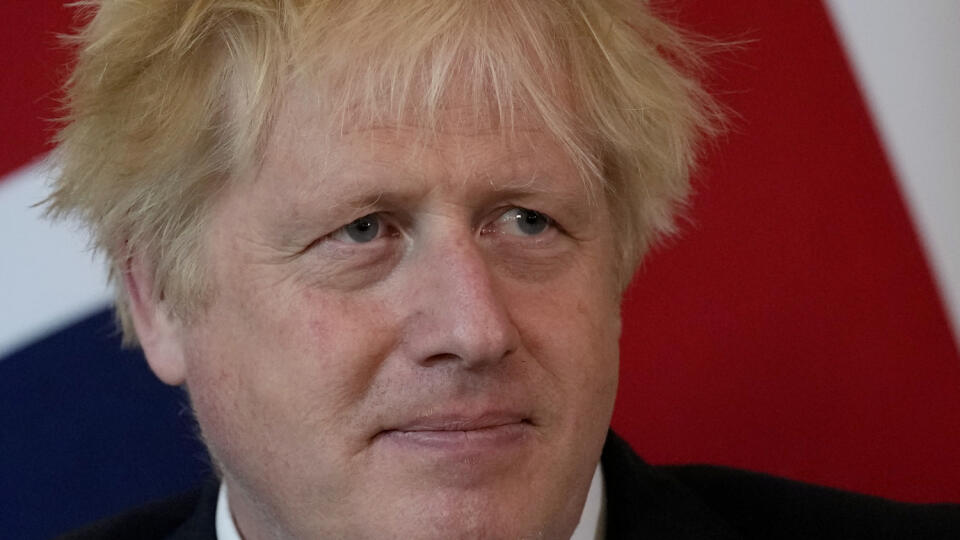 JB 51 Londýn - Na archívnej snímke z 24. mája 2022 britský premiér Boris Johnson počúva katarského šejka, emira Tamima bin Hamada Al Tháního pred ich stretnutím na Downing Street 10 v Londýne. Podporu britskému premiérovi Borisovi Johnsonovi, ktorý bude v pondelok večer 6. júna čeliť hlasovaniu o nedôvere v rámci svojej Konzervatívnej strany, verejne prejavilo 16 z 22 členov vlády. Vyplýva to z analýzy britskej stanice BBC. Na Johnsonovu stranu sa postavili napríklad šéfka diplomacie Liz Trussov