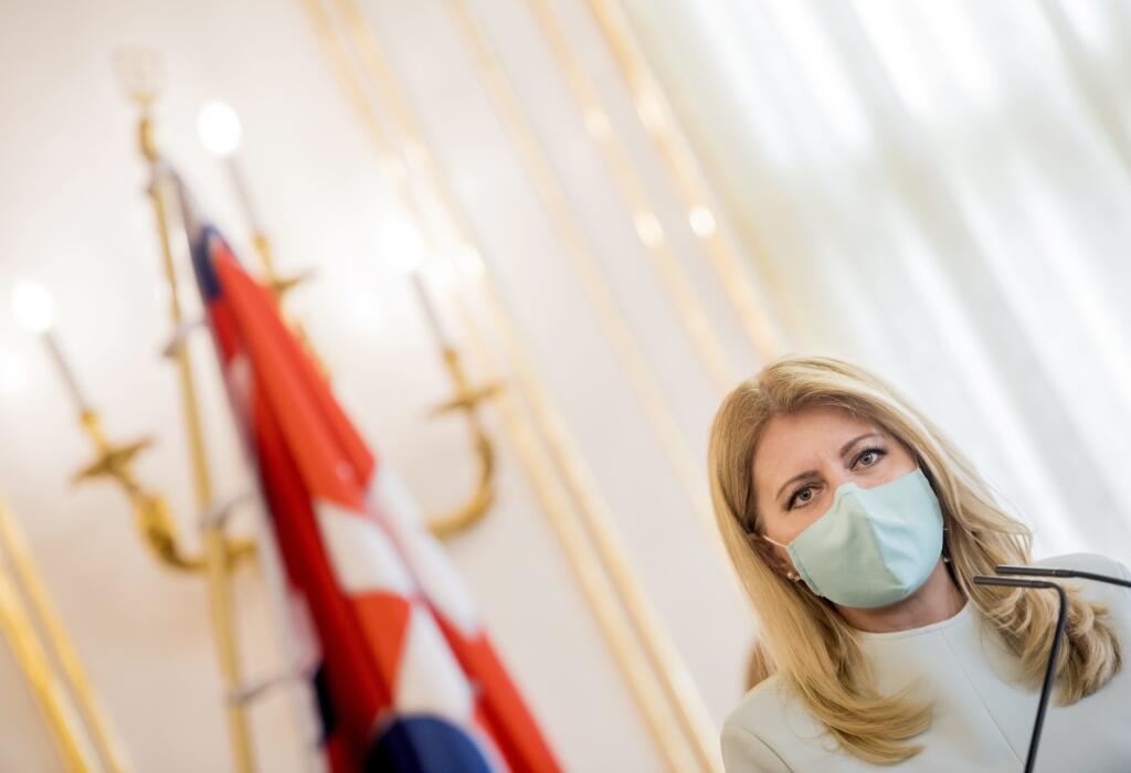Prezidentka SR Zuzana Čaputová s ochranným rúškom počas tlačovej konferencie po stretnutí s odborníkmi na epidemiológiu a ekonomiku v Prezidentskom paláci v Bratislave v utorok 14. apríla 2020. Na stretnutí s hlavou štátu sa zúčastnili Andrea Kalavská, Zuzana Krištúfková, Ján Mikas, Martin Smatana, Ľudovít Ódor, Ivan Šramko, Štefan Kišš a Lívia Vašáková. FOTO TASR - Martin Baumann