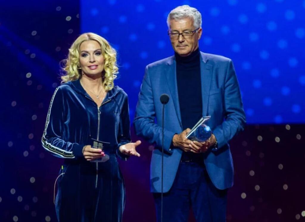 Najprv sa Ďurianová ukázala v teplákovej súprave, potom v krásnych šatách
