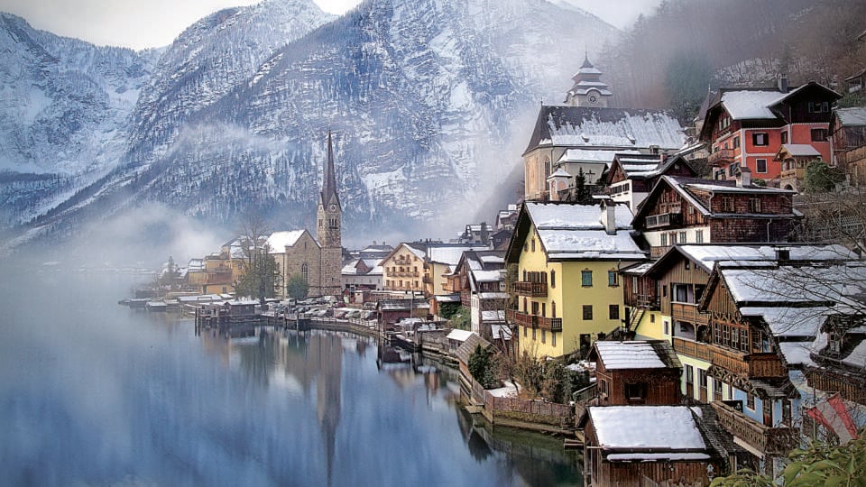 HALLSTATT Do rakúskeho alpského mestečka prišlo pred desiatimi rokmi zhruba sto turistov denne. Dnes je ich stonásobne viac.