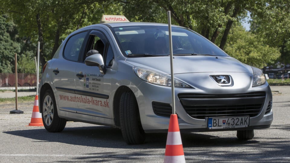 Rozhovor s instruktorom autoskoly Jozefom Danadaiom o povinnych zmenach v prevadzkovani vodicskych kurzov, ktore viedli k navyseniu poplatkov.