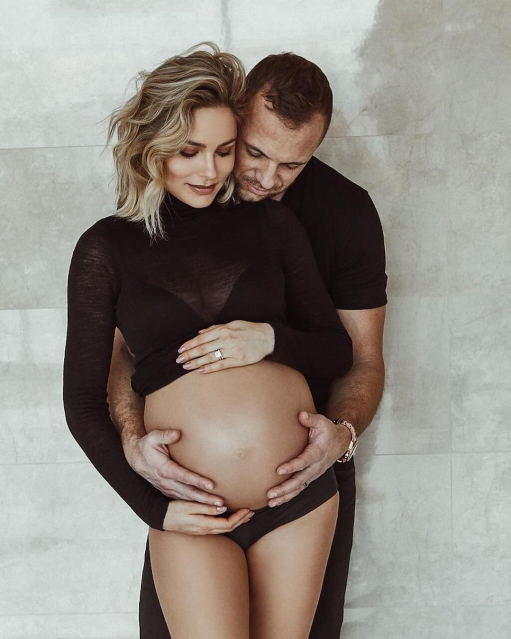 Ivanka k fotke napísala: „Takto pred rokom. Posledné hodiny s bruškom.❤️ Už sme ju obaja túžili držať v náručí. Našu malú Bellu👶🏼, vyjadrila krásne svoje pocity.