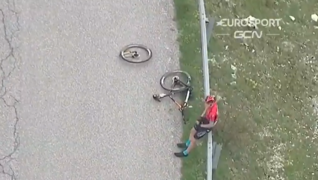 Na Giro d‘Italia tuhla krv v žilách. Slovinský cyklista Matej Mohorič prežil desivý pád, po ktorom musel odstúpiť z pretekov.