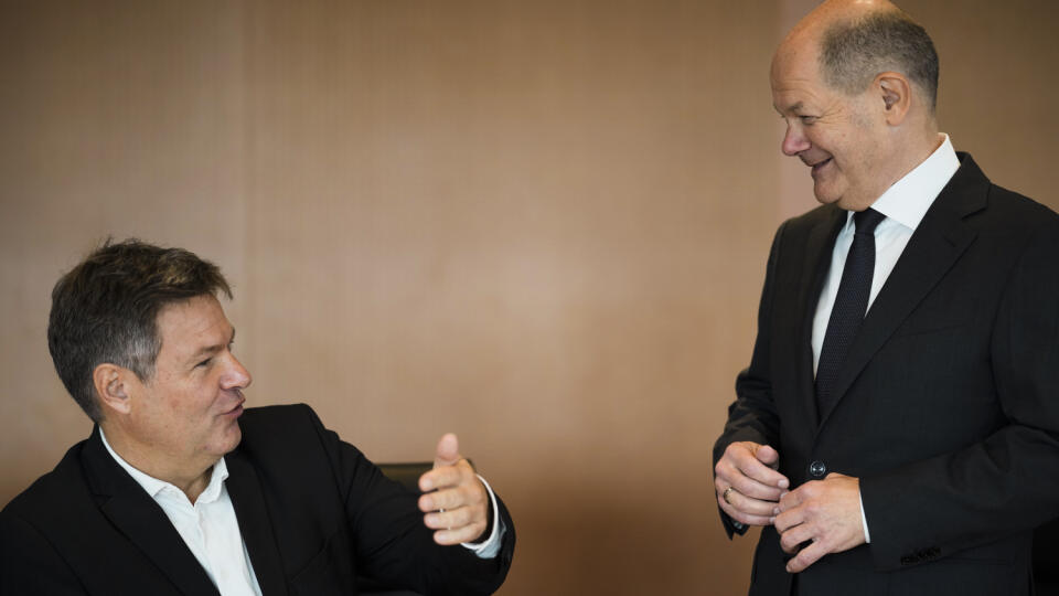 JB 27 Berlín - Nemecký kancelár Olaf Scholz (vpravo) sa rozpráva s nemeckým vicekancelárom a spolkovým ministrom hospodárstva Robertom Habeckom počas jeho príchodu na zasadnutie vládneho kabinetu v Berlíne 19. októbra 2022. FOTO TASR/AP
German Chancellor Olaf Scholz, right, talks to Economy and Climate Minister Robert Habeck during the weekly cabinet meeting at the chancellery in Berlin, Germany, Wednesday, Oct. 19, 2022. (AP Photo/Markus Schreiber)
