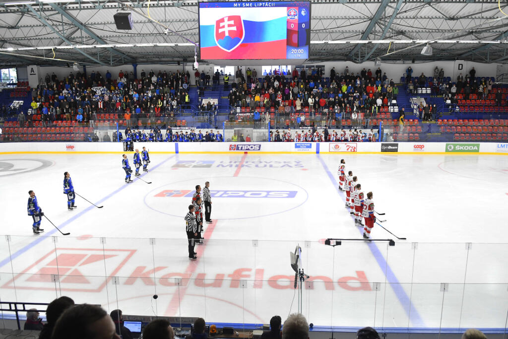 Na snímke diváci, hráči a rozhodcovia počas štátnej hymny pred zápasom 1. kola Tipos extraligy MHk 32 Liptovský Mikuláš - HK Poprad 24. septembra 2021 v Liptovskom Mikuláši. FOTO TASR – Milan Kapusta