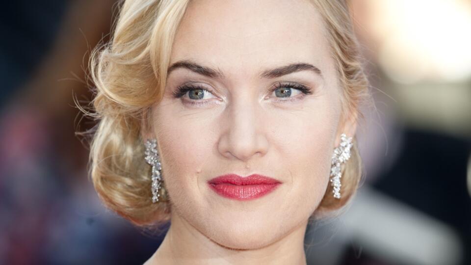 Kate Winslet sa pýši postavou v tvare presýpacích hodín.