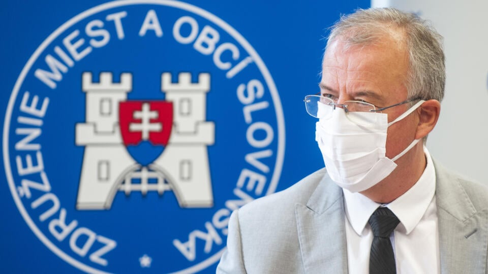 Na snímke riaditeľ sekcie rezortných činností kancelárie Združenia miest a obcí Slovenska (ZMOS) Zdenko Krajčír počas tlačovej konferencie na tému: Nový školský rok z pohľadu ZMOS 26. augusta 2020 v Bratislave. FOTO TASR - Jakub Kotian