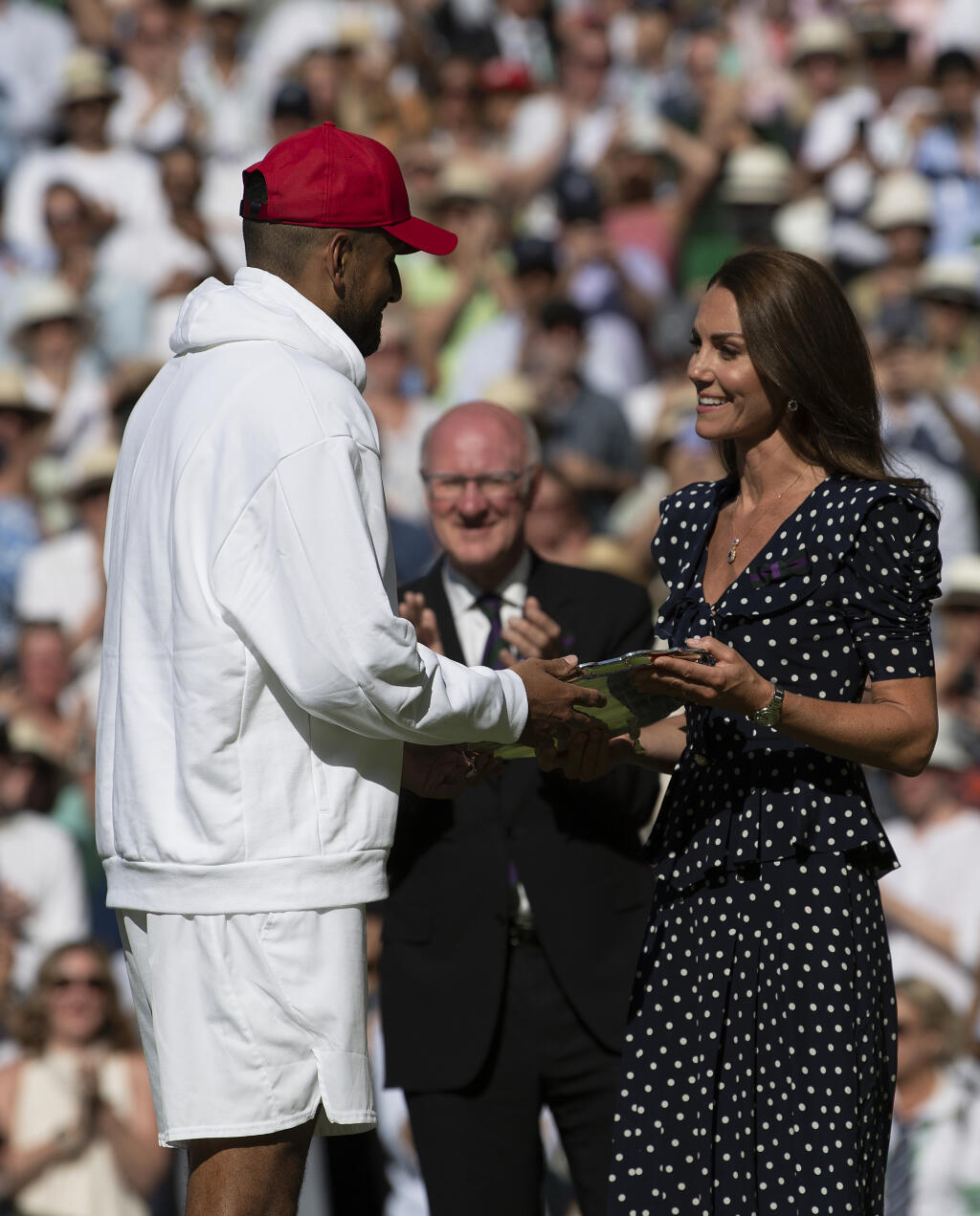 Kyrgios si prevzal pohár pre zdolaného finalistu z rúk vojvodkyne Kate.