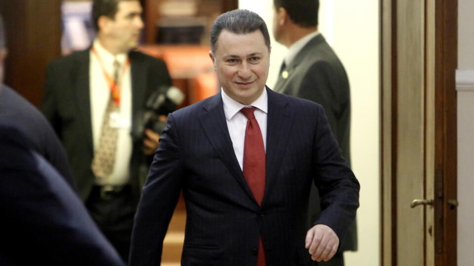 Na archívnej snímke z 30. decembra 2016 Nikola Gruevski prichádza na zasadnutie parlamentu v Skopje. Bývalého macedónskeho premiéra Nikolu Gruevského odsúdili v stredu 23. mája 2018 na dva roky odňatia slobody v prípade nezákonného ovplyvňovania úradníkov na ministerstve vnútra pri nákupe luxusného nepriestrelného služobného vozidla.