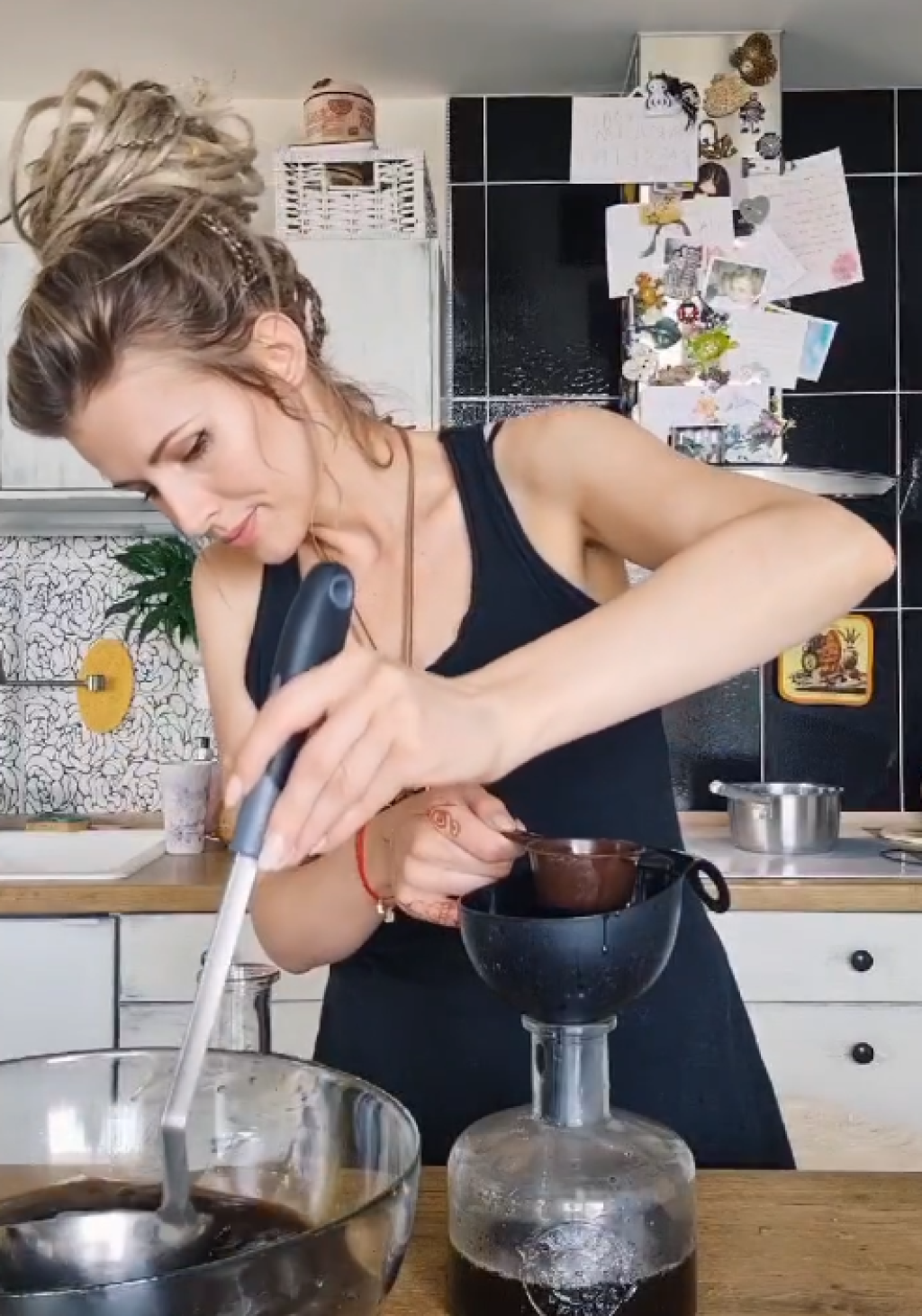 Neuveríte, na čo sa Miriam dala - pripravila aj orechový likér.