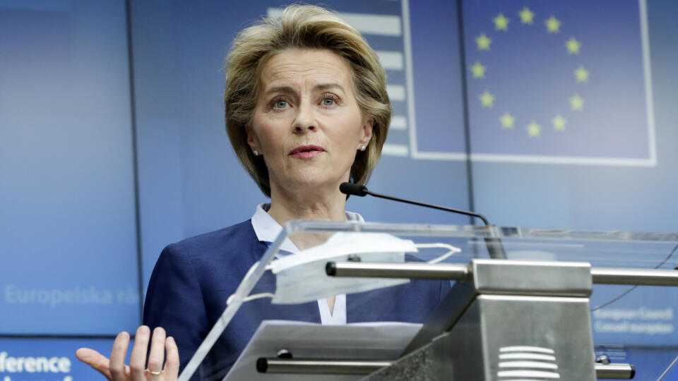 EBE 22 Brusel - Na snímke predsedníčka Európskej komisie (EK) Ursula von der Leyenová počas tlačovej konferencie po videosummite v Bruseli v piatok 19. júna 2020. Leyenová na úvod zasadnutia Európskej rady vyzvala najvyšších predstaviteľov členských krajín EÚ, aby sa zomkli a čo najrýchlejšie sa dohodli na prijatí plánu hospodárskej obnovy, ktorý eurokomisia navrhla v snahe zmierniť dôsledky koronakrízy. FOTO TASR/AP
European Commission President Ursula von der Leyen speaks during a media confer