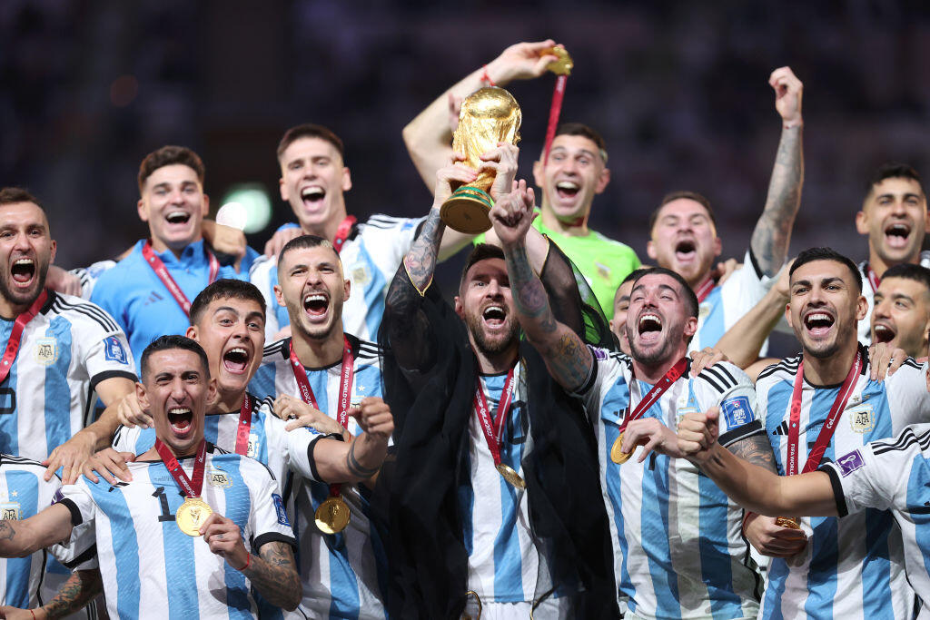 Argentínski futbalisti zvíťazili vo včerajšom finále MS 2022 v Katare proti Francúzsku 4:3 na pokutové kopy a po 36. rokoch sa stali svetovými šampiónmi.