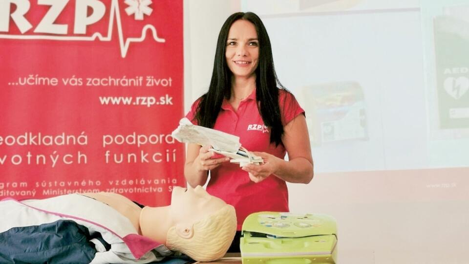 Monika, ktorá pracovala na urgentnom príjme ako záchranárka, vzdeláva laikov aj odborníkov v neodkladnej resuscitácii.