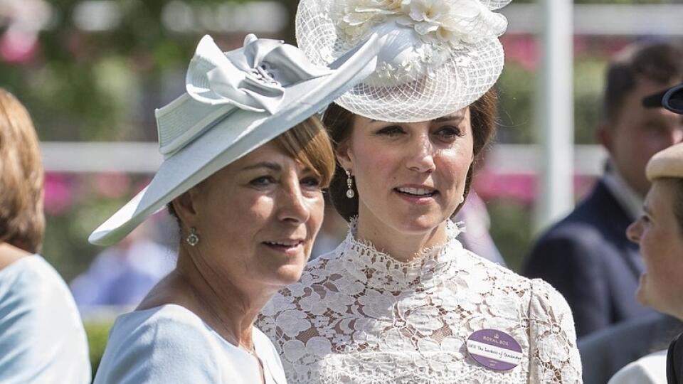 Carole Middleton, matka vojvodkyne Kate, má 65 rokov.