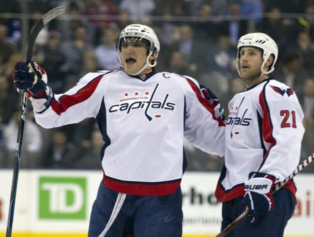 Útočník Washington Capitals Alexander Ovečkin (vľavo) sa teší z gólu so siete Toronta spolu s tímovým kolegom Brooksom Laichom.