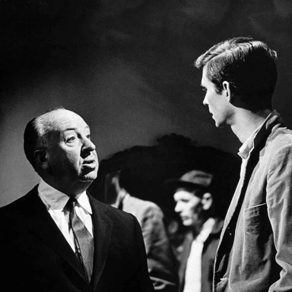 Alfred Hitchcock a Anthony Perkins, predstaviteľ Normana Batesa, pri natáčaní filmu Psycho.