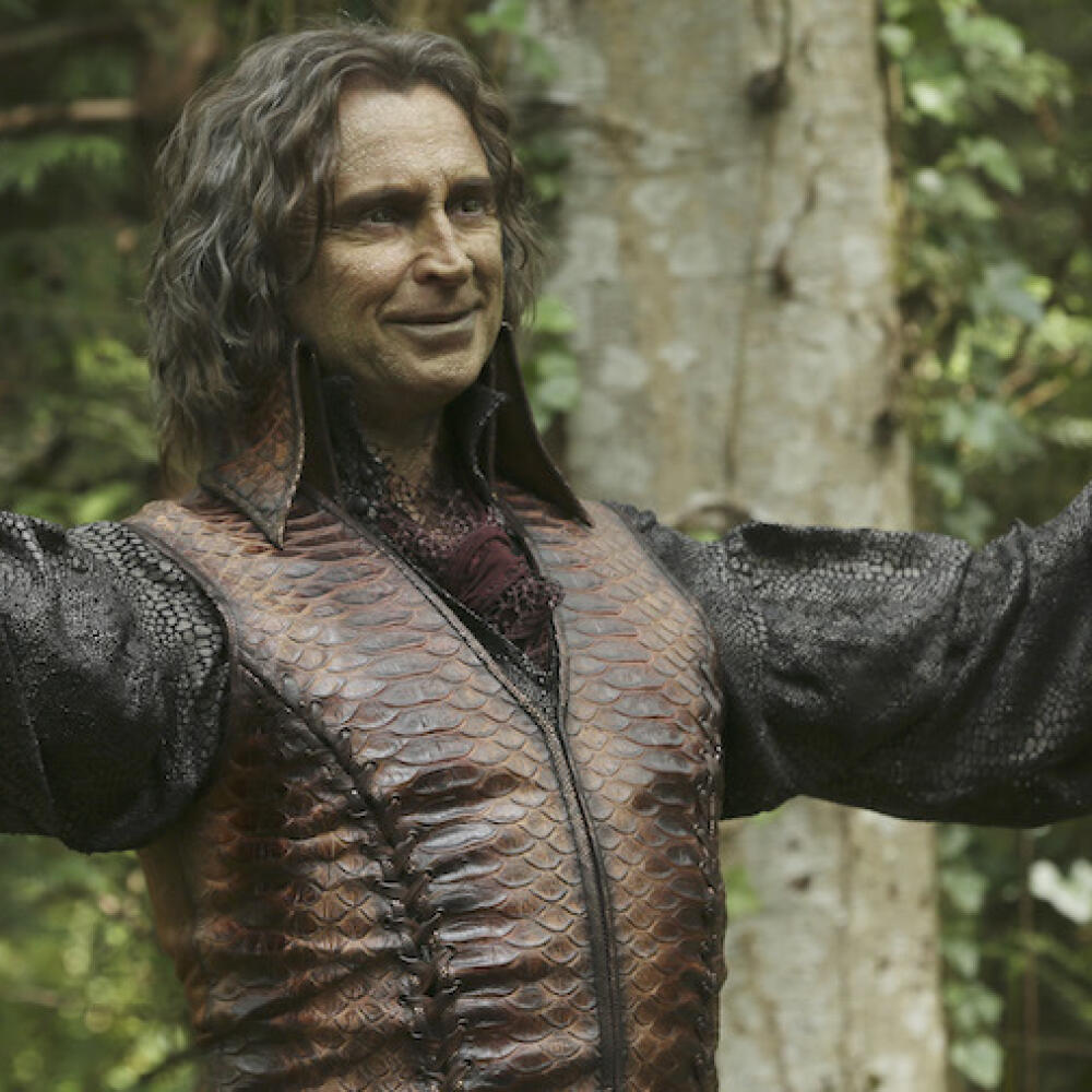 Robert Carlyle ako vypočítavý a zákerný Rumpelstiltskin v seriáli Kde bolo, tam bolo.