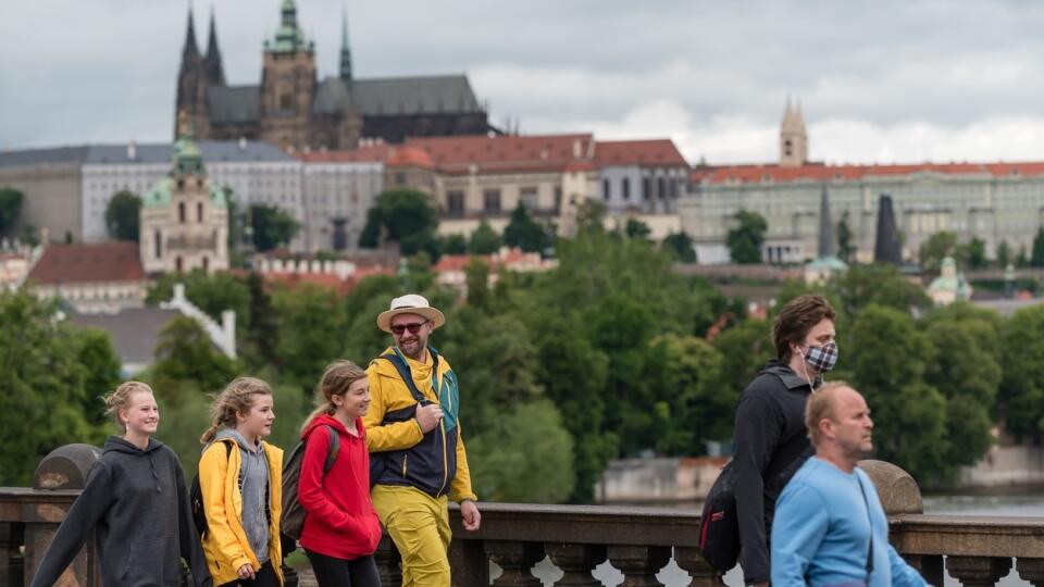 V Česku rastie počet nakazených bleskovým tempom.