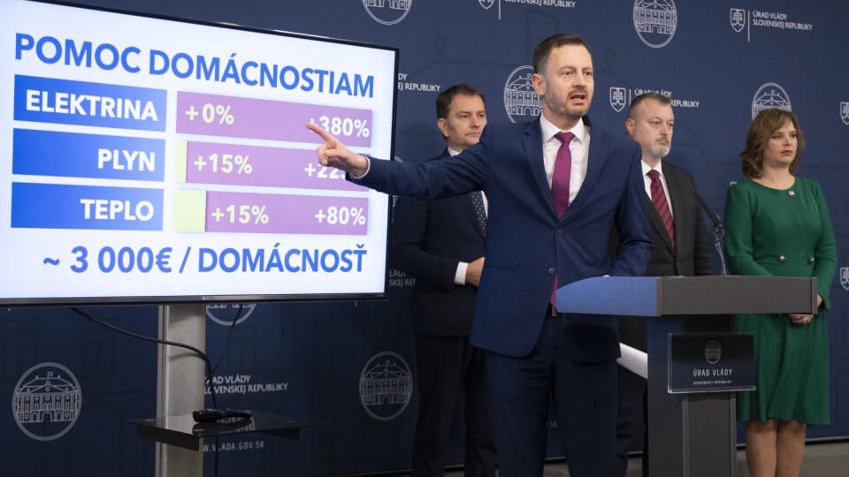 Na snímke v popredí predseda vlády SR Eduard Heger (OĽANO), v pozadí zľava podpredseda vlády a minister financií Igor Matovič (OĽANO), minister práce, sociálnych vecí a rodiny SR Milan Krajniak (Sme rodina) a ministerka investícií, regionálneho rozvoja a informatizácie SR Veronika Remišová (Za ľudí) počas tlačovej konferencie o cenách energií pre domácnosti v Bratislave vo štvrtok 1. decembra 2022. Domácnostiam by sa v budúcom roku mala cena plynu zvýšiť o 15 %, cena elektriny sa nezmení. O 15