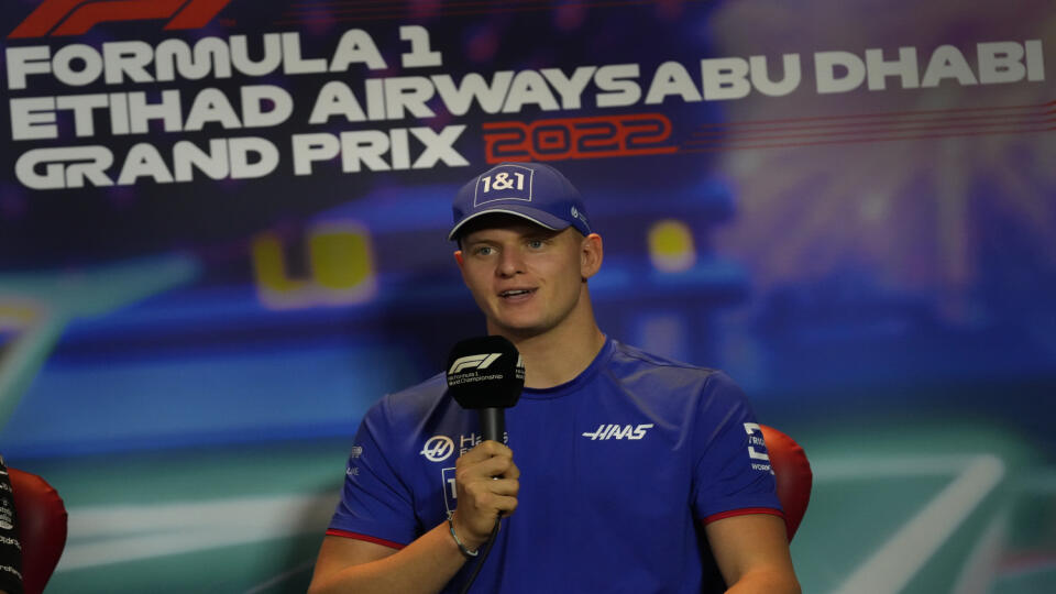 EBE 30 Abú Zabí - Na snímke nemecký pilot formuly 1 Mick Schumacher z tímu Haas počas tlačovej konferencie pred Veľkou cenou Abú Zabí, záverečnými pretekmi tohtoročného seriálu MS motoristickej F1 na okruhu Yas Marina v Spojených arabských emirátoch 17. novembra 2022. FOTO TASR/AP
Haas driver Mick Schumacher, of Germany, speaks during a press conference ahead of the Formula One Abu Dhabi Grand Prix, in Abu Dhabi, United Arab Emirates Thursday, Nov. 17, 2022. (AP Photo/Hussein Malla)