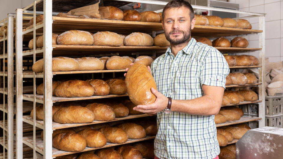 Pekáreň Kvások Petržalka. Na snímke Róbert Kordoš - šéf pekárne. O tom, ako upiecť chlieb bez pšenice, si prečítajte priamo v článku.