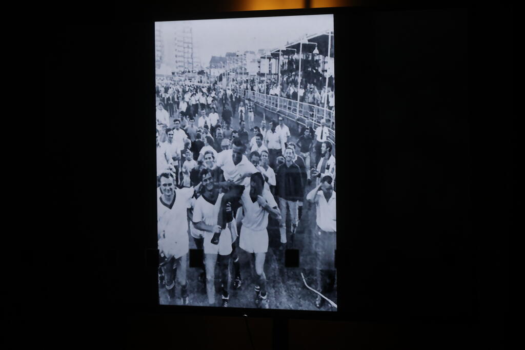 Na obrazovke vo vestibule sa premietali staré fotografie Jozefa Vengloša.