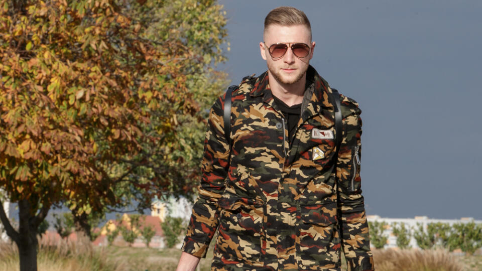 . Futbalista roka 2022 však napokon prišiel na zraz nášho národného výberu a tradične zaujal pozornosť všetkých prítomných luxusným outfitom.
