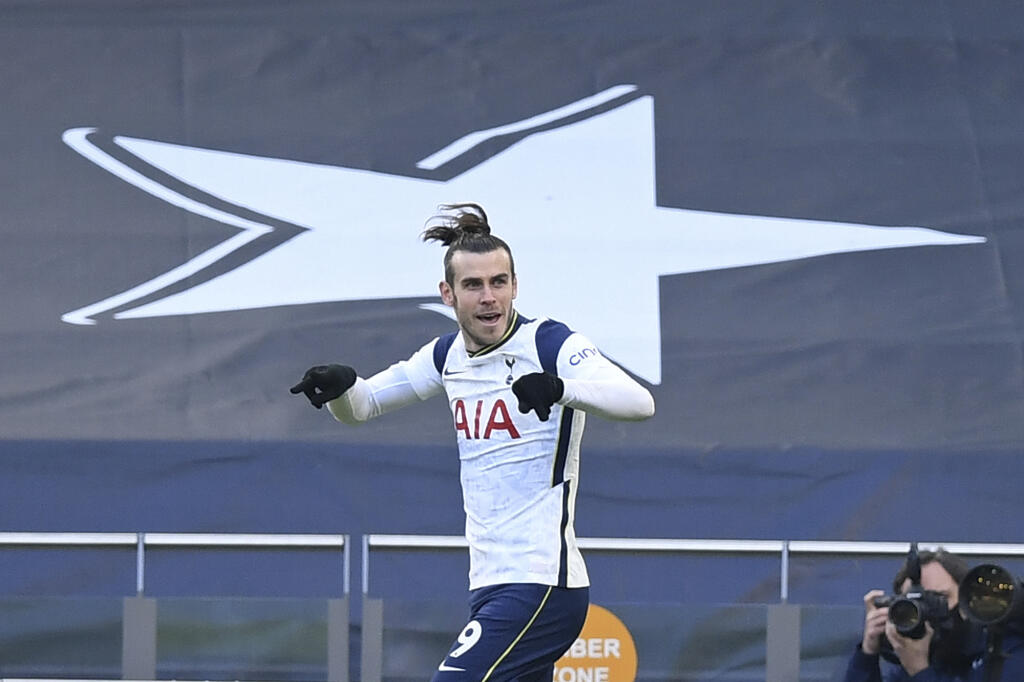 EBE 55 Londýn - Na snímke vpravo hráč Tottenhamu Gareth Bale oslavuje svoj gól v zápase 26. kola anglickej Premier League vo futbale Tottenham Hotspur - FC Burnley (4:0) v nedeľu 28. februára 2021. FOTO TASR/AP
Tottenham's Gareth Bale celebrates after scoring his side's fourth goal during an English Premier League soccer match between Tottenham Hotspur and Burnley at the Tottenham Hotspur Stadium in London, England, Sunday, Feb. 28. 2021. (Daniel Leal Olivas/Pool via AP)