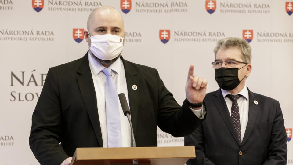 Na snímke zľava poslanec NRSR (Sme rodina) Patrick Linhart a poslanec a predseda Výboru NR SR pre pôdohospodárstvo a životné prostredie Jaroslav Karahut (Sme rodina) počas tlačového brífingu na 23. schôdzi Národnej rady SR v Bratislave 29. januára 2021. FOTO TASR – Dano Veselský